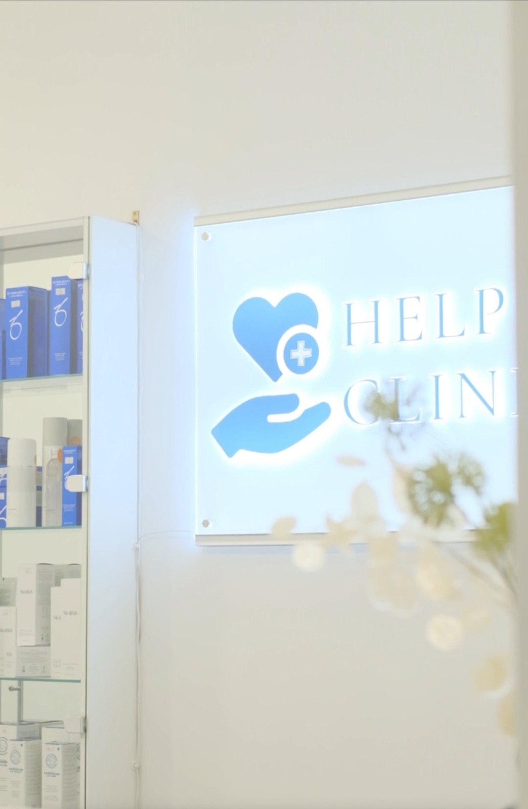 Простір і вивіска Help Clinic
